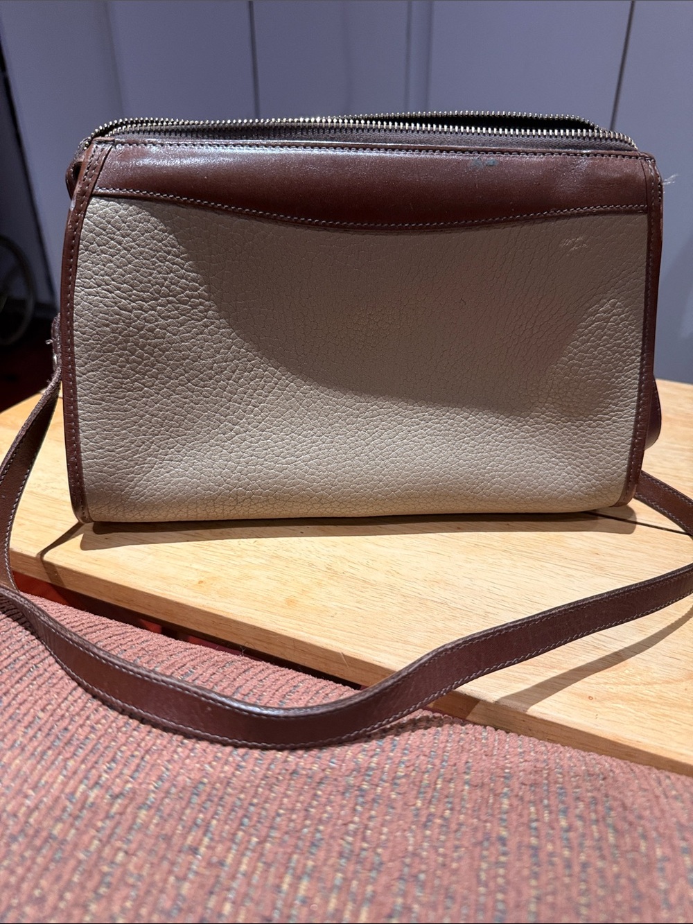 Rare Vintage Dooney & Bourke Cream Pebbled Leather Brown Trim Crossbody Made USA - Picture 2 of 5